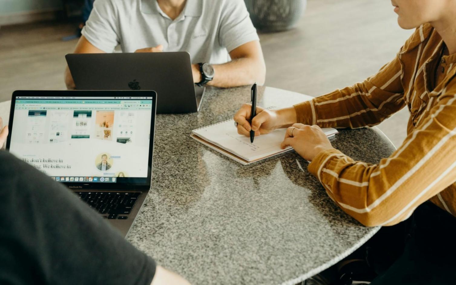 Espace de conseil financier moderne avec documentation budgétaire